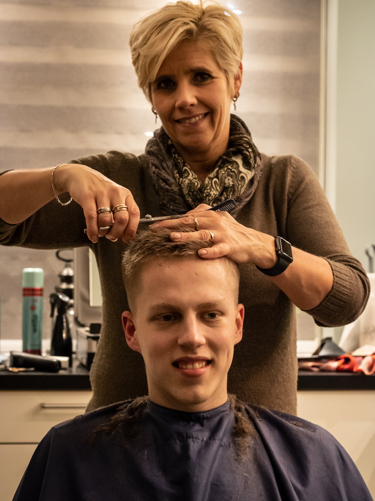 foto van sandra die knipt